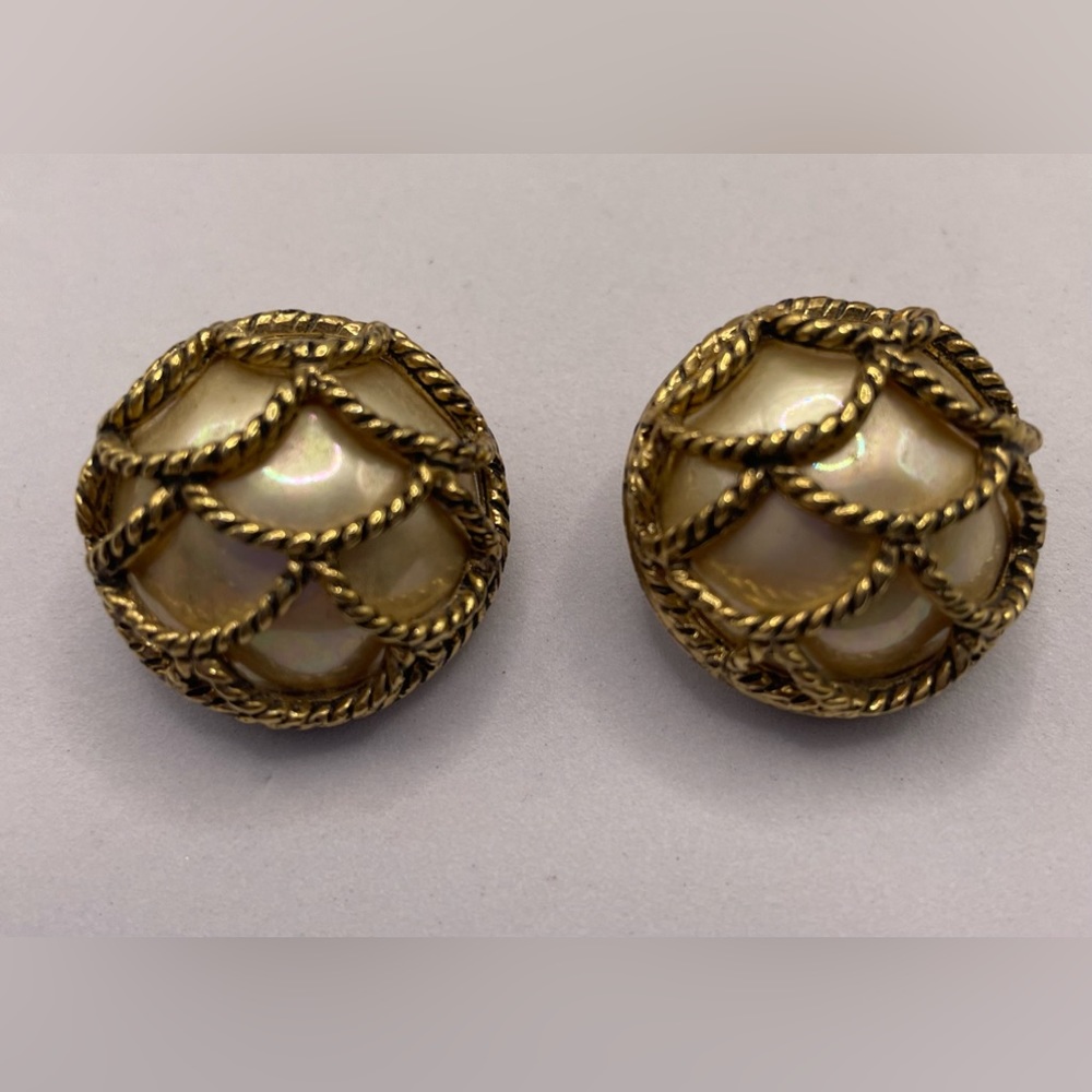 Vintage Traditional Classic 1960s Faux Pearl Dome Gold Tone Net Clip On Earrings